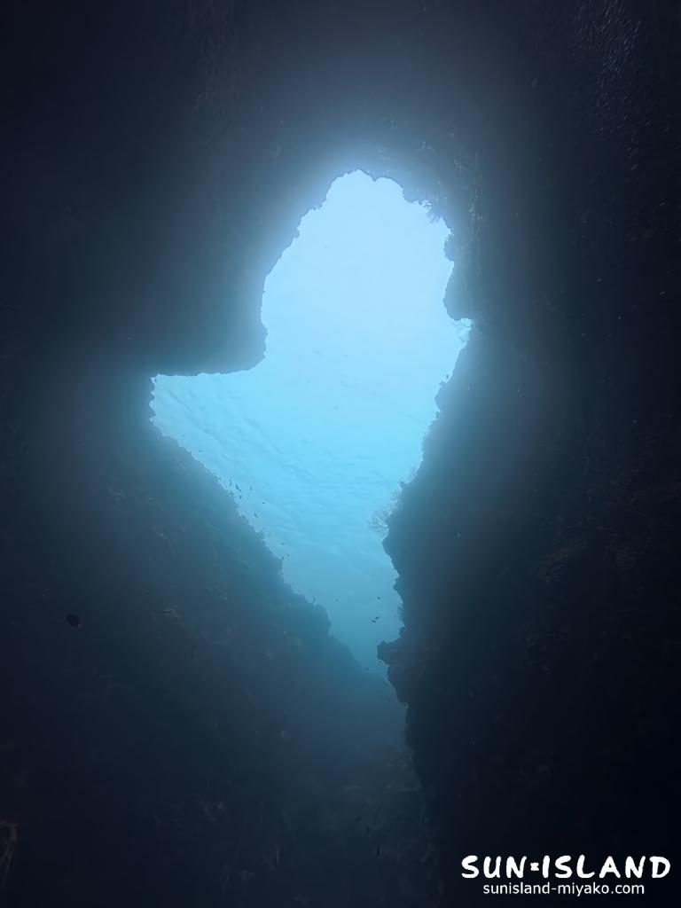 ダブルアーチにあるハート型に見える神秘的な穴