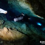 メキシコ・セノーテの暗黒世界にて。1ミリの砂も舞わせない正確なフィンワークが、ここでの生存条件です。この技術を宮古島の透明度を守るために注いでいます。