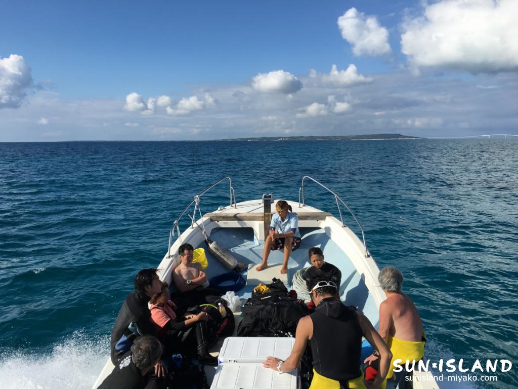 青空の下、宮古島の美しい海を走るサンアイランドの自社ボート