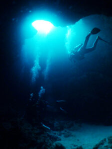 伊良部島、クロスホール