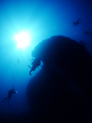 伊良部島、オーバーハング、地形