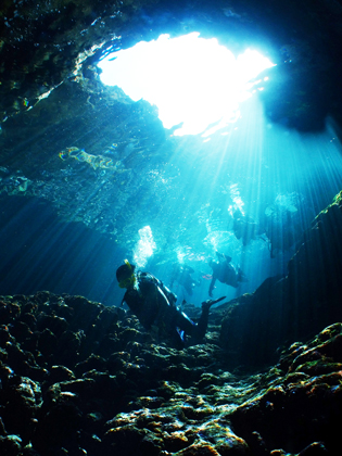 下地島、ミニ通り池の光のシャワー