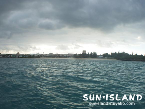 パイナガマビーチ沖