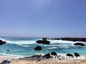 台風のうねりで時化てる中の島ビーチ