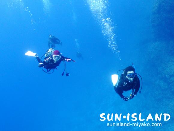 透明度良好な中層を泳ぐダイバー