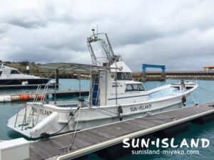 時化の前に対策をする船