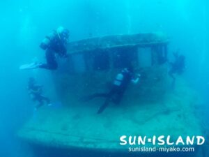沈船を潜る今日のゲストダイバー