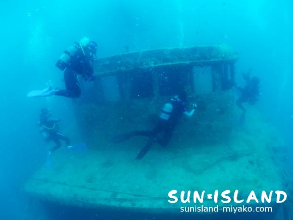沈船を潜る今日のゲストダイバー