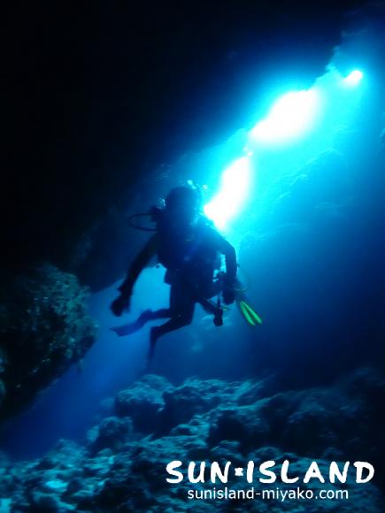 宮古島南岸エリアの起伏に富む地形ダイビング