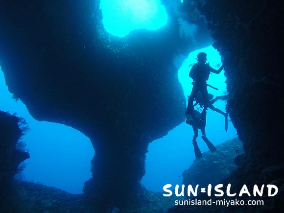 宮古島三大地形ポイントの一つ『アントニガウディ』の穴の造形美