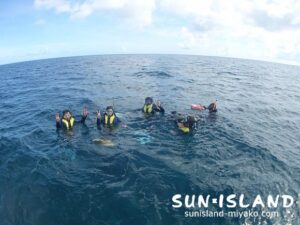 ボート体験ダイビングに参加されたみなさん。水慣れを兼ねスノーケリング