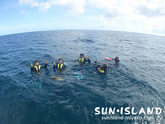 ボート体験ダイビングに参加されたみなさん。水慣れを兼ねスノーケリング