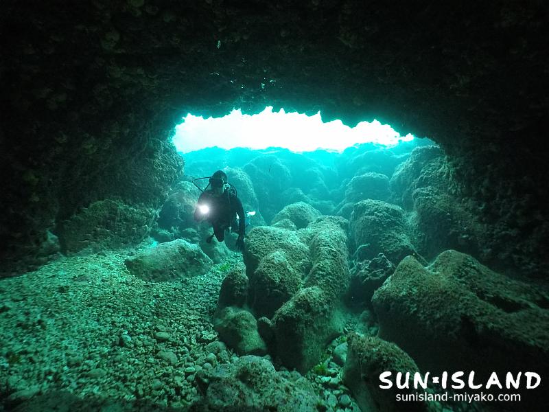 白鳥ホールを進むゲストダイバーIさん