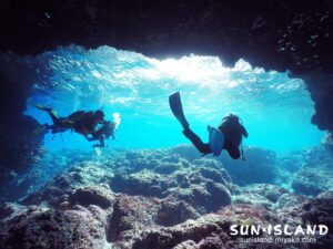 白鳥ホールの割れ目から差し込む光のシャワー