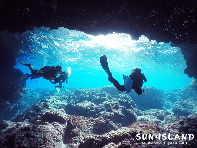 白鳥ホールの割れ目から差し込む光のシャワー