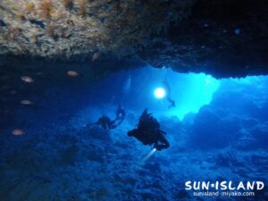 洞窟探検するゲスト