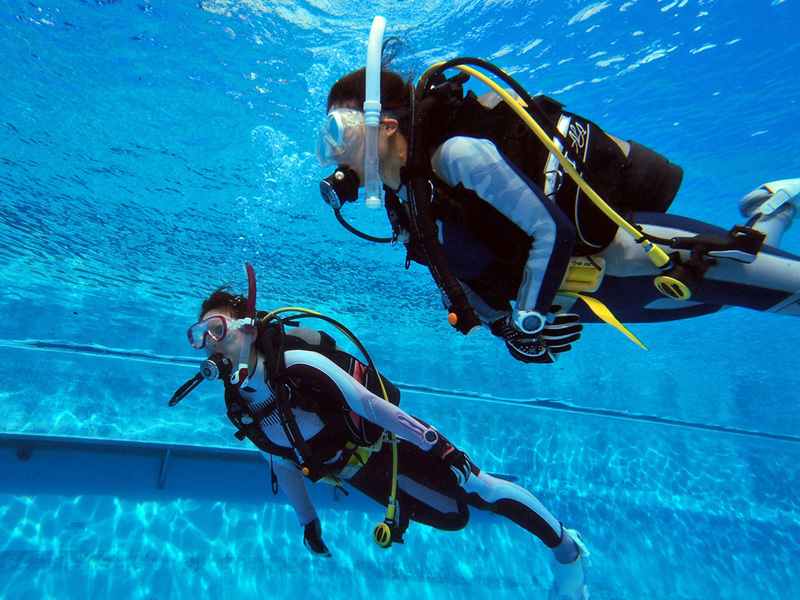 浮力調整をしたダイバー