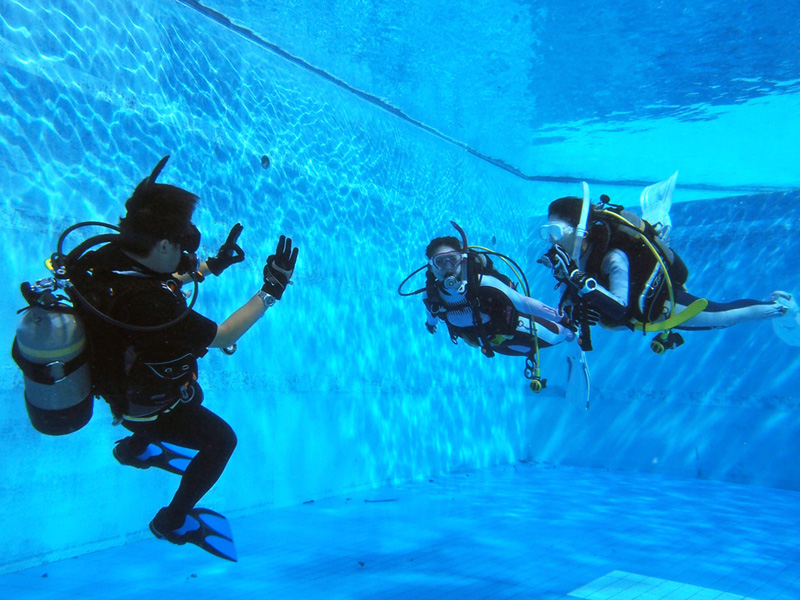 水中での流線型に泳ぐダイバー