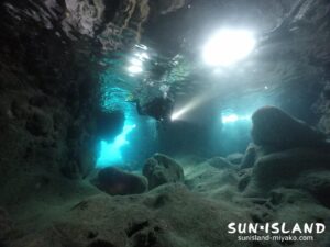 伊良部島ダイビングスポット【ツインホール】