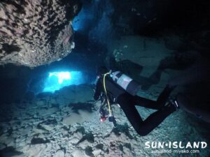 伊良部島ダイビングスポット『白鳥ホール』