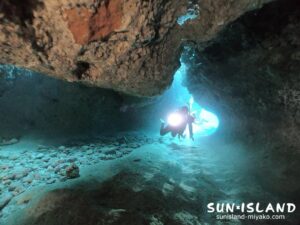 下地島ダイビングスポット『ムーンライトホール』