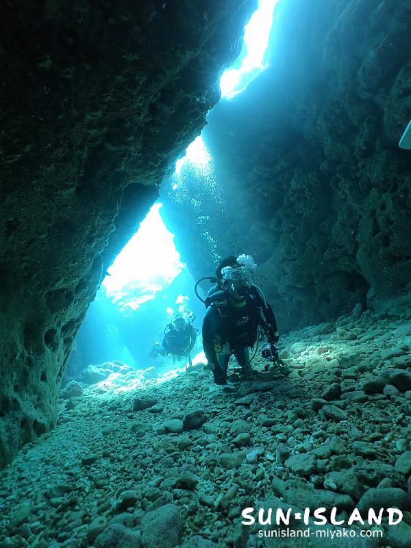 クレパスから差し込む光のシャワー