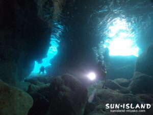 伊良部島ダイビングスポット『ツインホール』