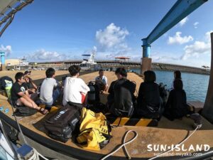 体験ダイビング説明の様子