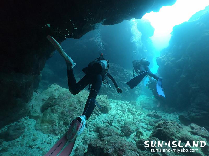 クレパス内を通るダイバー