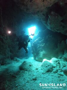 宮古島南岸エリアでケーブダイビング