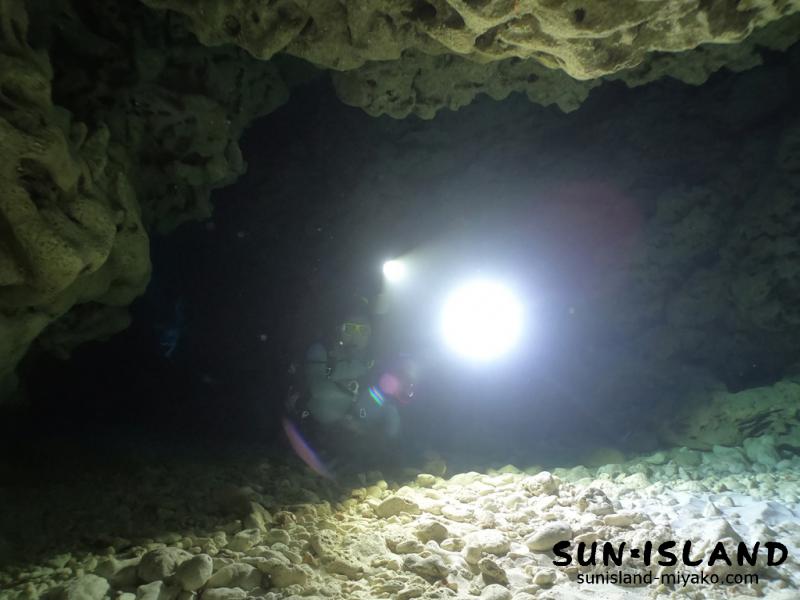 真っ暗な洞窟探検