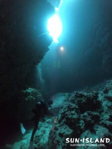 伊良部島ダイビングスポット『クロスホール』