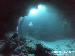 伊良部島ダイビングスポット『クロスホール』