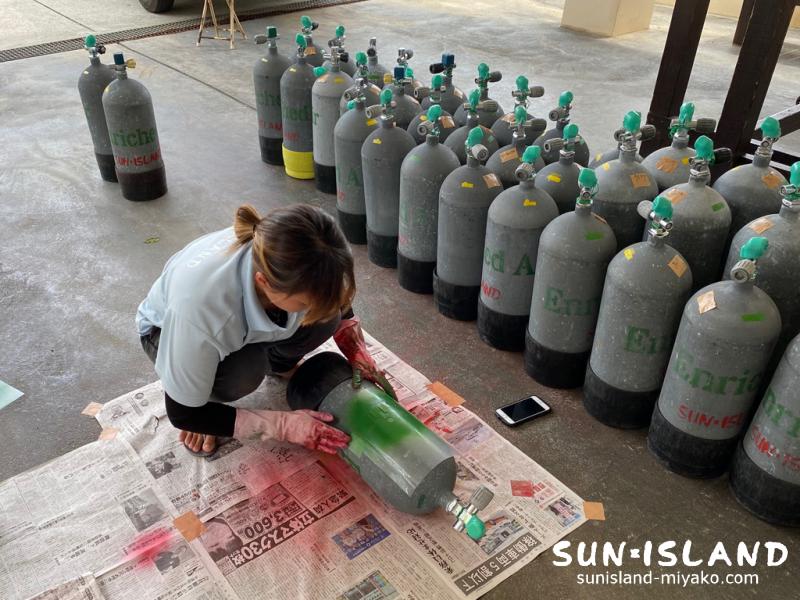 スタッフ落合がシリンダー塗装をしてる