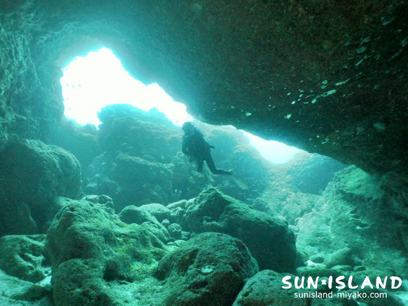 伊良部島ダイビングスポット「クロスホール」の穴の開口部