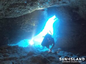 伊良部島ダイビングスポット「ワープホール」