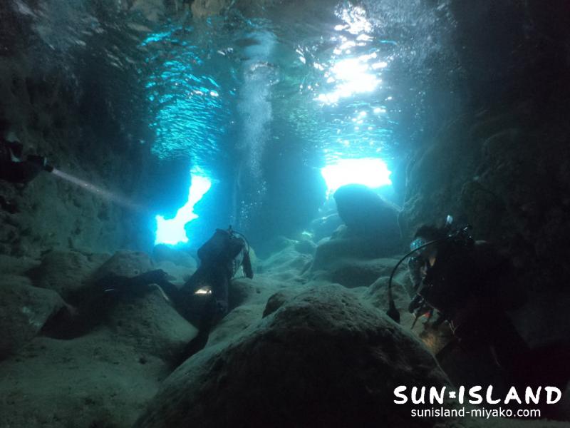 伊良部島ダイビングスポット「ツインホール」