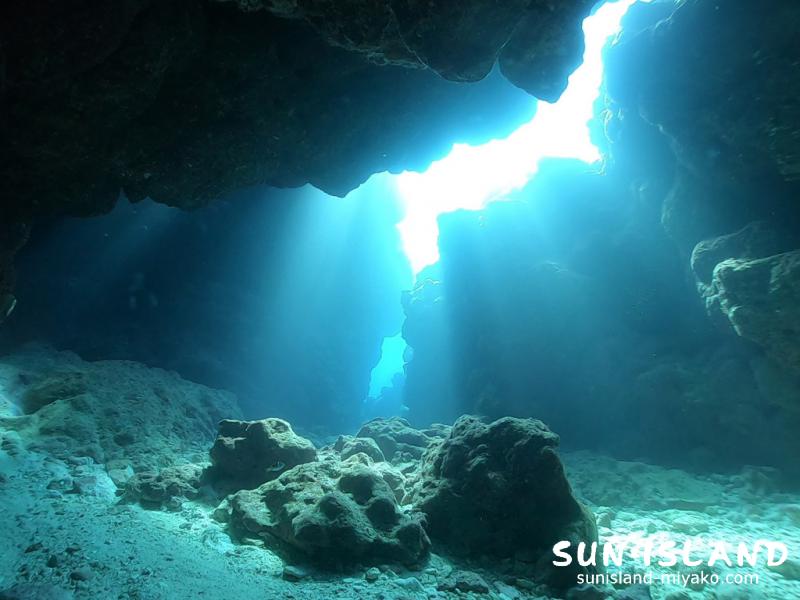 光が差し込むカバーンエリア