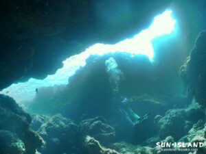 明暗のコントラストがキレイな穴の造形