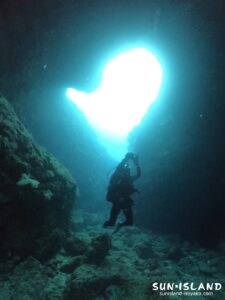 ダブルアーチのハート形をした穴