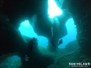 穴の造形美が美しい『アントニガウディ』