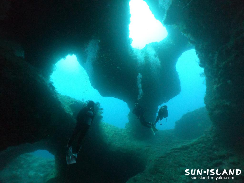 穴の造形美が美しい『アントニガウディ』