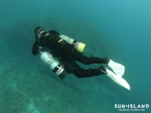 ドライスーツ着用しサイドマウントダイビング