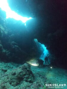 亀裂の中を進むダイビング