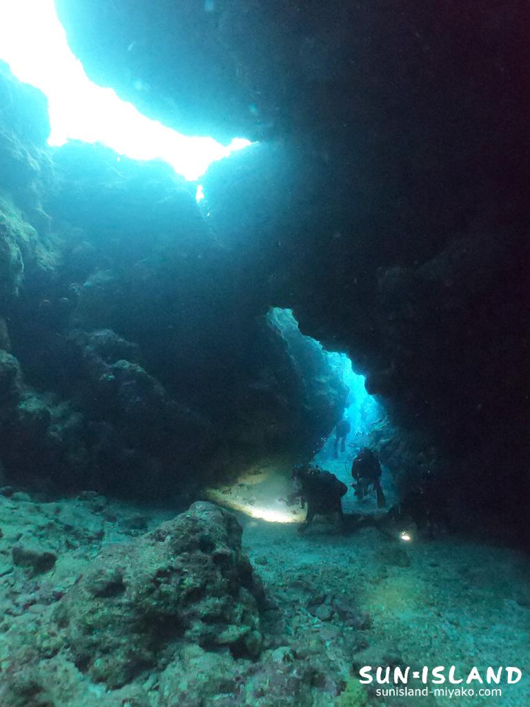 亀裂の中を進むダイビング