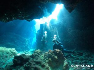 光が差し込みコントラストが美しいダイビングスポット『中の島チャネル』