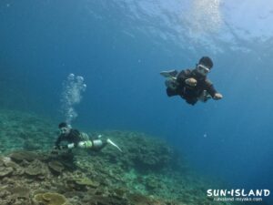 Hさん・Kさん、脇にシリンダーを配置して潜るサイドマウントスタイルでのダイビング