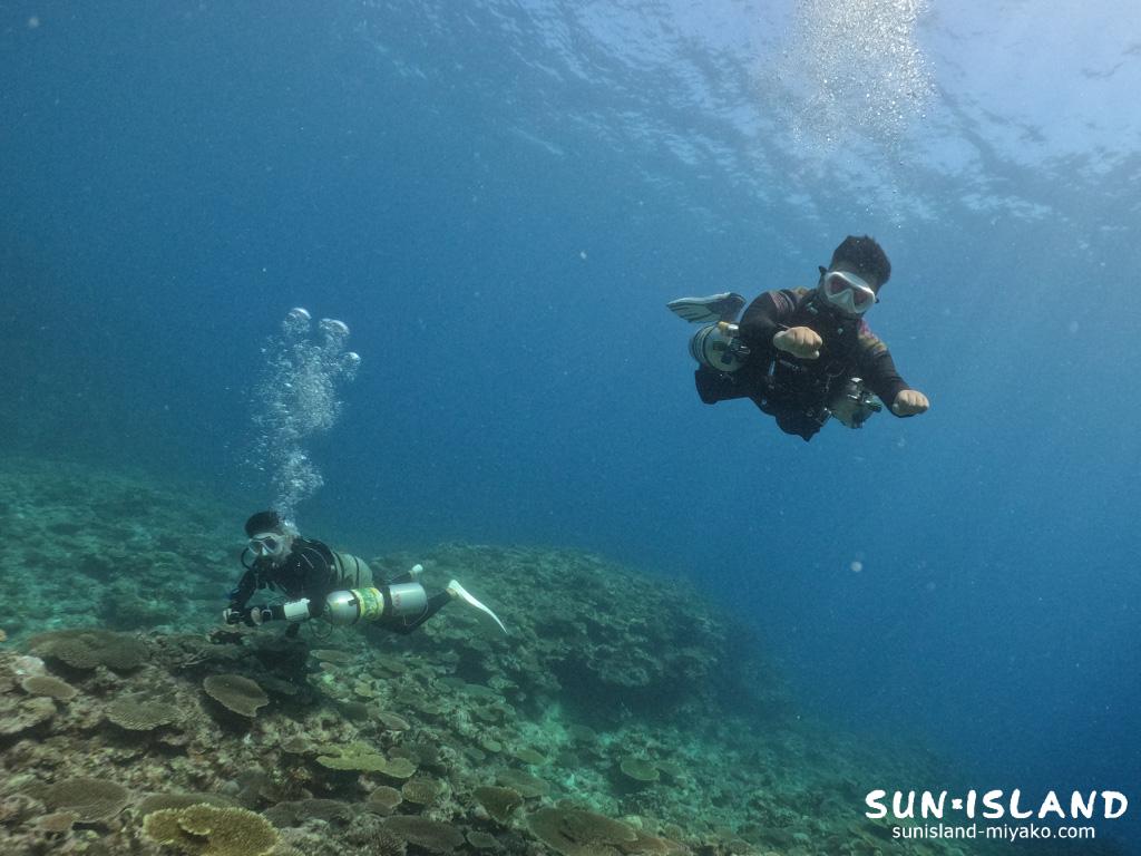 Hさん・Kさん、脇にシリンダーを配置して潜るサイドマウントスタイルでのダイビング