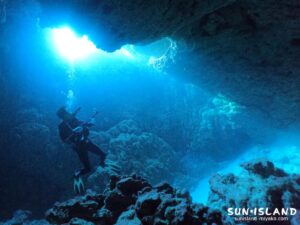 伊良部島ダイビングスポット『クロスホール』の穴の造形は陰影が素晴らしく見応えある