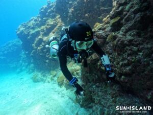 ケーブダイビングの練習をするKさん